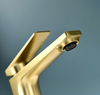 Высококачественный современный стиль из матовой золотой латуни, установленный на палубе, одно отверстие для умывальника, водопроводный кран, смеситель для ванной комнаты