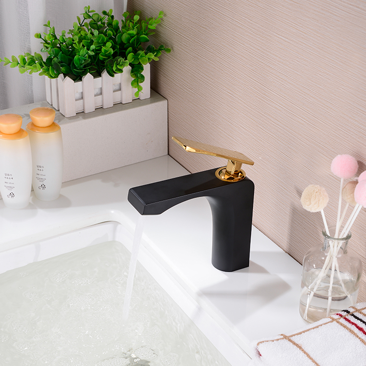 Однорычажный водяной матовый черный и титановый золотой настольный смеситель для раковины для ванной комнаты
