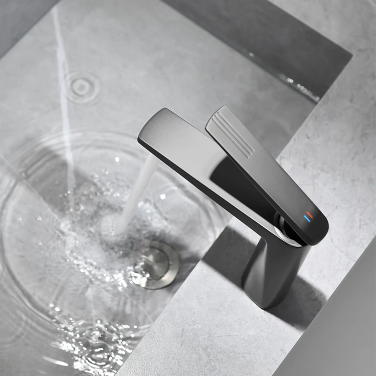 OEM и ODM латунный пистолет серый однорычажный смеситель для ванной комнаты с горячей и холодной водой
