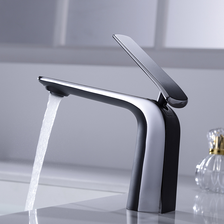 Хромированный и черный смеситель для ванной комнаты Новый дизайн с одной ручкой для монтажа на палубе Смесители для раковины